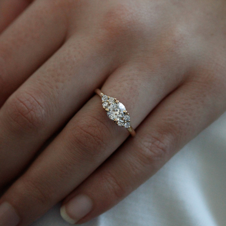 Bague épaulée, sertie de diamants - 110090