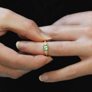 Bague saphir vert clair et diamants taille poire, or jaune 18 carats