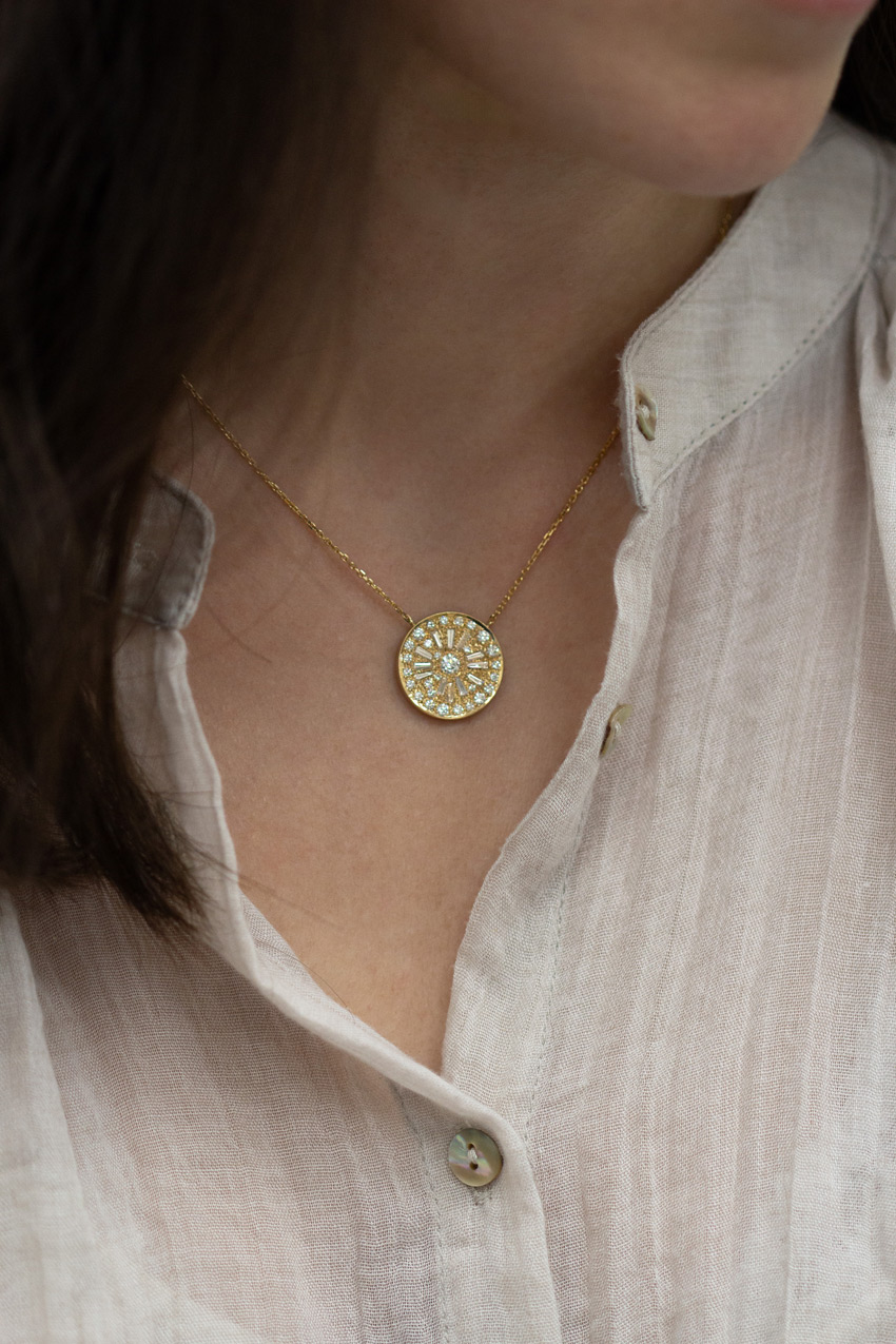 Notre joaillerie bordelaise donne vie à vos envies grâce à un accompagnement sur-mesure : design personnalisé et fabrication artisanale en or 18 carats. Chaque bijou devient une création unique et précieuse.