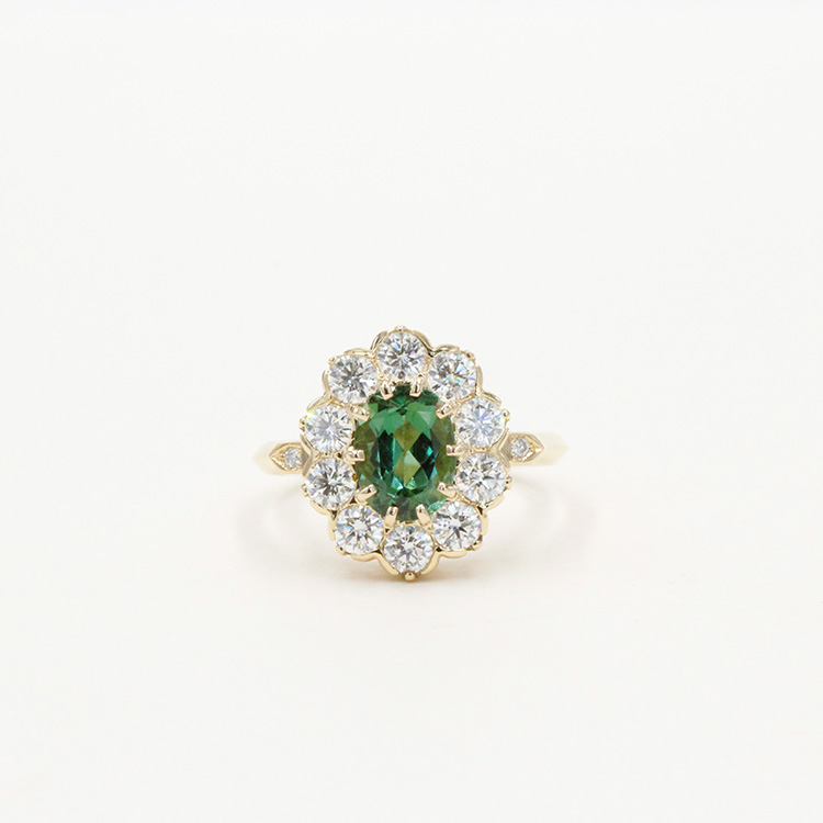 Notre joaillerie bordelaise donne vie à vos envies grâce à un accompagnement sur-mesure : design personnalisé et fabrication artisanale en or 18 carats. Chaque bijou devient une création unique et précieuse.