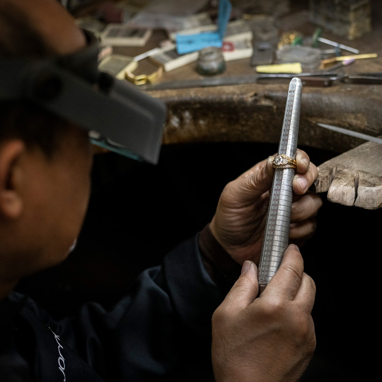 Votre bague est trop grande ou trop petite ? Notre atelier de joaillerie à Bordeaux réalise la mise à taille de vos bijoux en or 18 carats ou platine, avec soin et savoir-faire artisanal.