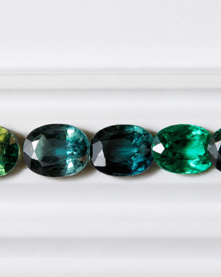 Sélection-de-pierres-pour-création-de-bijoux-sur-mesure-Joaillerie-Jarnage-Bordeaux