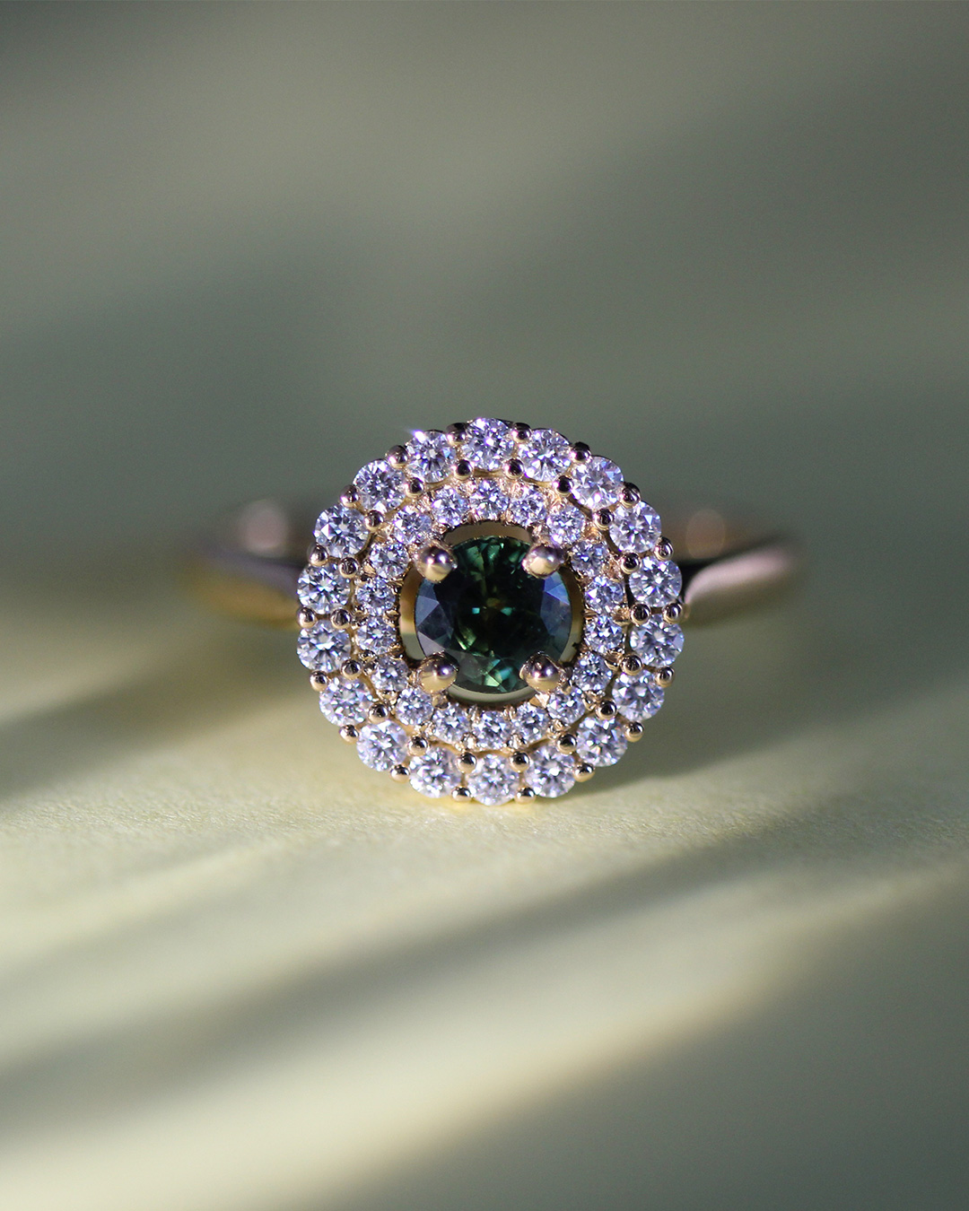 Bague de fiançailles sur mesure, double halo de diamant et saphir vert au centre
