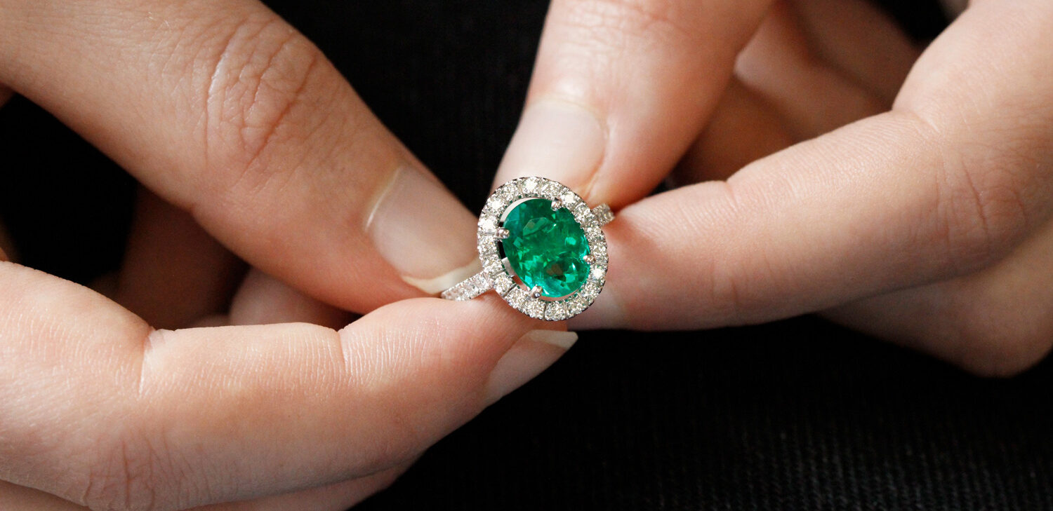 Bague-sur-mesure-émeraude-et-diamants---111711